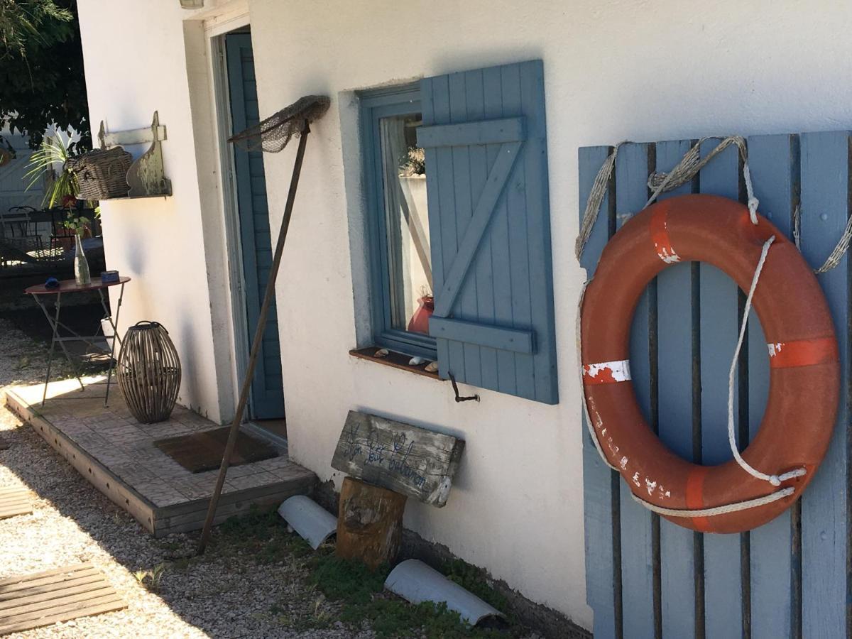 Cabanon De Pecheur En Bord De Lagune Сет Екстериор снимка