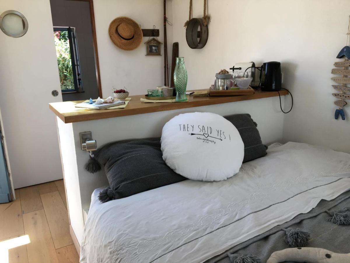Cabanon De Pecheur En Bord De Lagune Сет Екстериор снимка